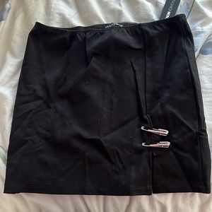 Short skirt. Size L. New with tag by Fashion Nova.